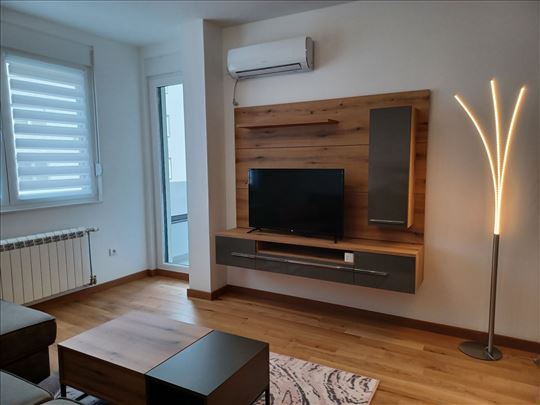 Prelep stan na početku Bulevara! Useljiv od 01. 11