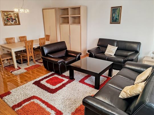 Senjak moderan 3-soban stan blizu Sajma