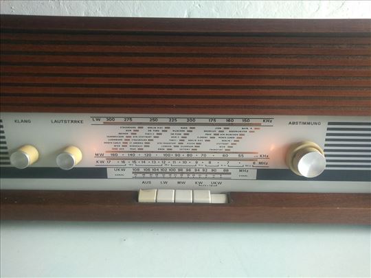 stari radio iz sredine prošlog veka