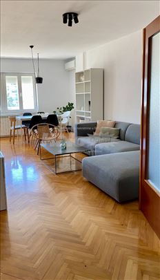 Trosoban, svetao stan u blizini škole 