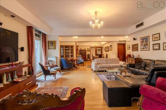Elegantan i luksuzan stan na Krunskom vencu, Vraca