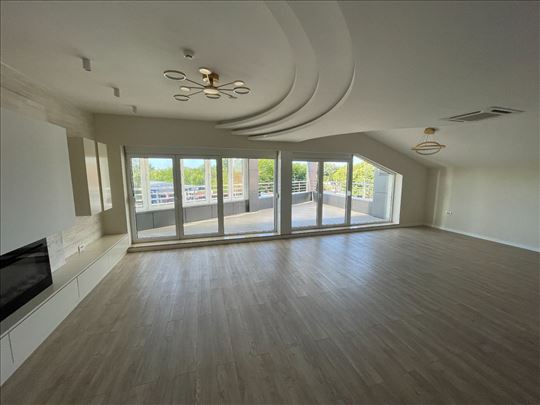 Industrijski objekat Batajnički drum 2400m2