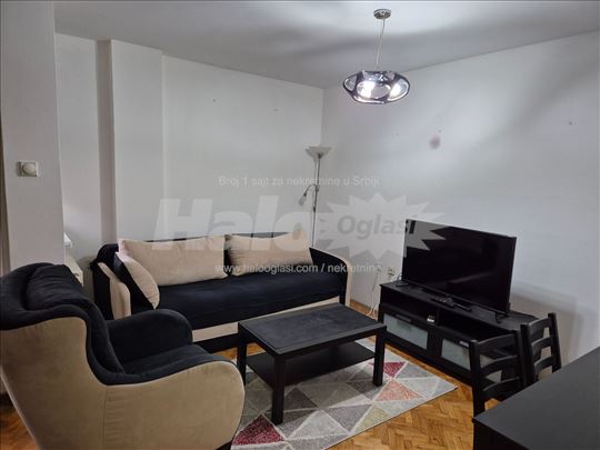 Izdajem jednoiposoban stan u Božidar Adžije