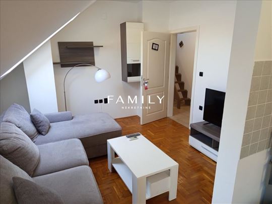 Kompletno namešten stan sa galerijom i parkingom –