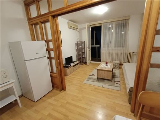 Namešten trosoban stan na Detelinari