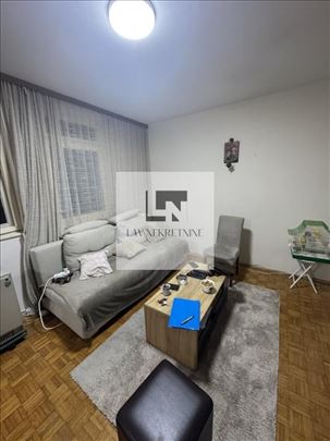 Prodaje se uknjižen stan 3.0. na Petlovom Brdu
