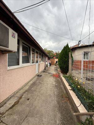 Prvomajska 2 kuce dvoriste
