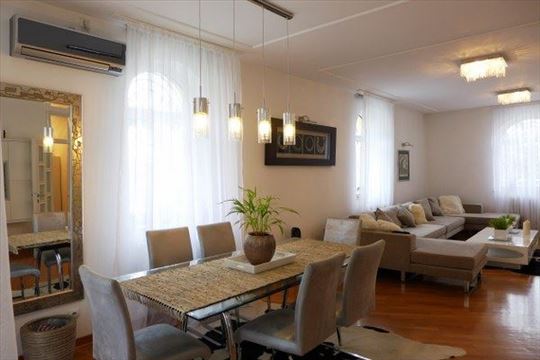 Senjak, stan sa dvorištem, 135m2, 3spavaće,parking