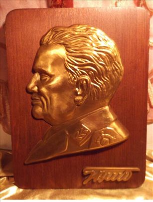 TITO-Profil na drvenoj podlozi