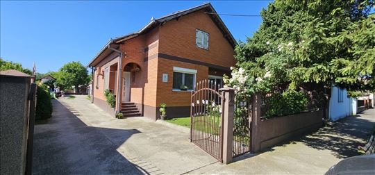 Boljevci, dva objekta na 14, 5 ari placa.