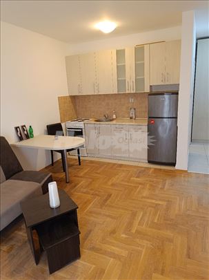 Garsonjera u Gundulićevoj na I spratu sa terasom