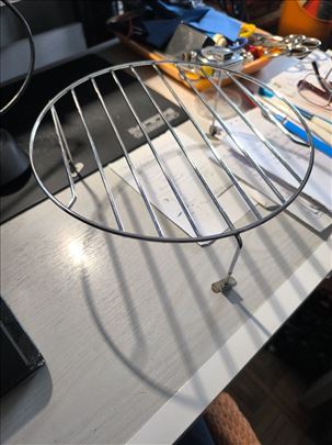 Hromirani metalni podmetac za sud ili za tanjir