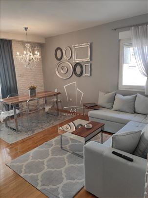 Izdaje se 3.0 stan, namešten i renoviran, duplex I