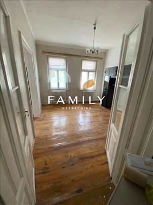 Izdaje Se Ekskluzivan, Prostran Salonski Stan U Sr