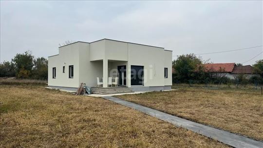 Moderan dom sa stilom i velikim dvorištem