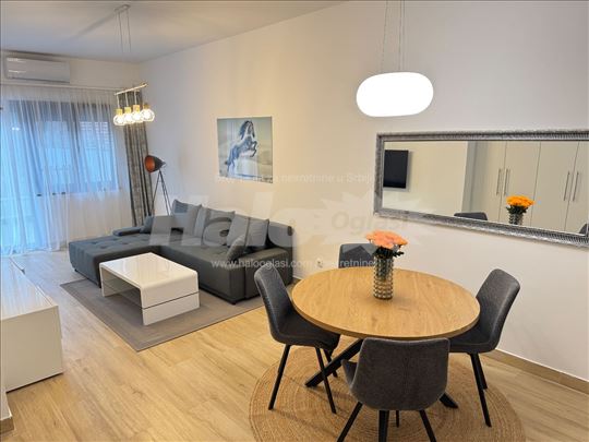 Nov salonski stan 52m² – Centar, terasa 11m², 2025