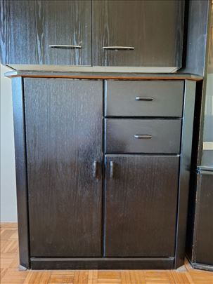 crna komoda visine 102 cm