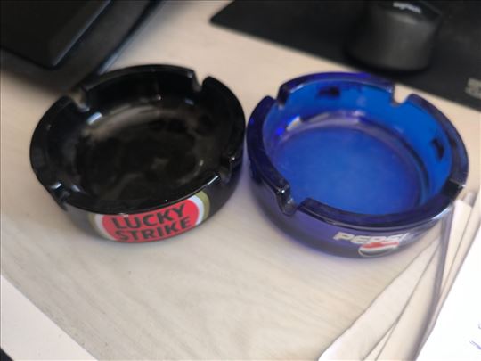 Dve staklene pepeljare, nove, nekoriscene.