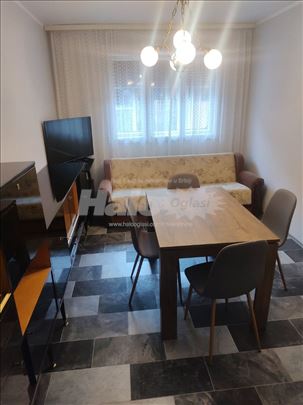 Komforan i svetao stan u mirnom delu Rakovice