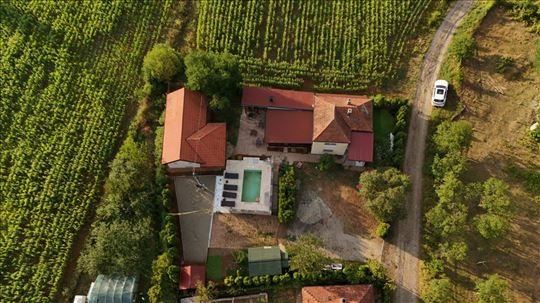  Kuća sa bazenom – Takovo