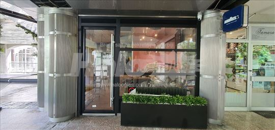 Lokal na atraktivnoj lokaciji YUBC-a centralni deo