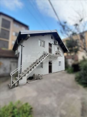 Masinski fakultet, kuca u zajednickom dvoristu