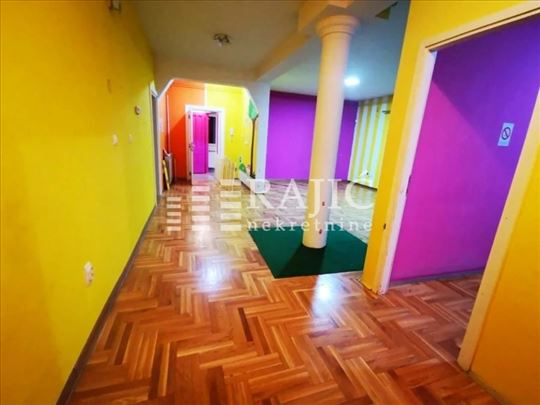 Medaković, Čedomilja Mitrovića, kuća, 520m2, 12+ #