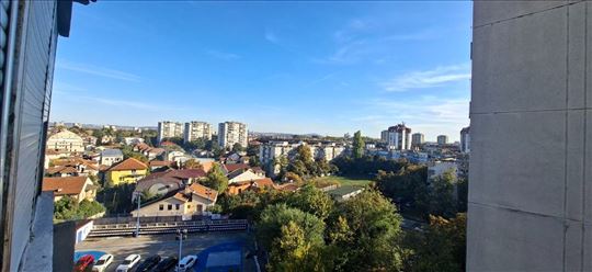 Porodičan dvoiposoban stan u mirnom delu Zemuna