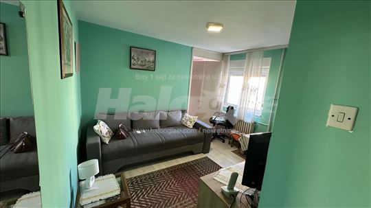 Prodaje se namešten renoviran stan
