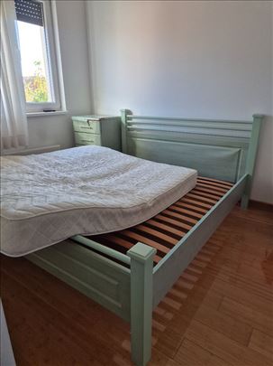 Prodajem bračni krevet sa dušekom i letvicama