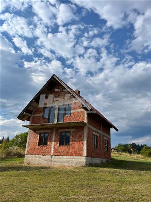 Prodaju se kuca i placevi na Zlataru,voda i struja