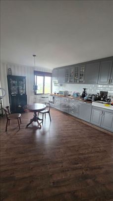 Тражим станаре за мој диван стан у легендарној згр