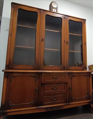 Vitrine, sto i stolice