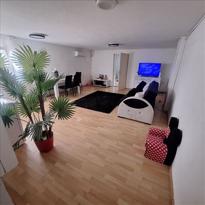 Stan 53m2, parking, dvorište