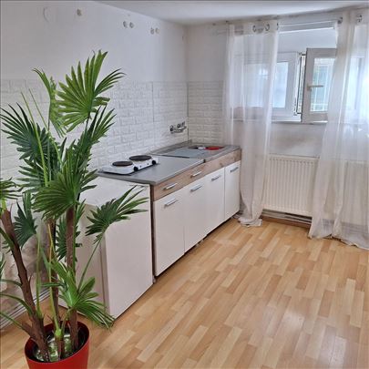 Stan 53m2, parking, dvorište