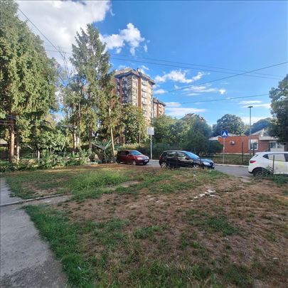 Stan 53m2, parking, dvorište