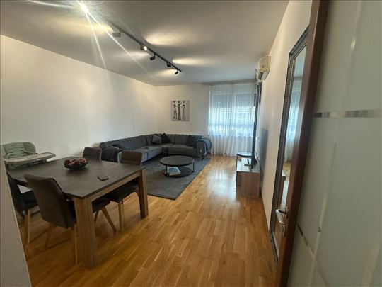Dvosoban lux stan sa garazom