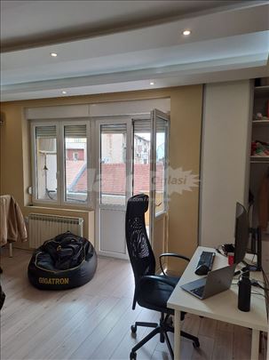 Izdaje se poslovni prostor,  Obrenoviceva, 72m2