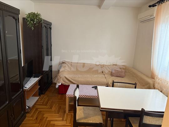 Izdajem 1.0 namesten stan