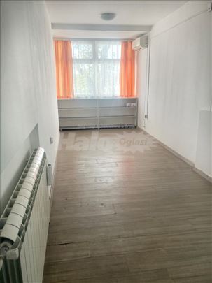 Izuzetna lokacija, višenamenski lokal 18m2+terasa