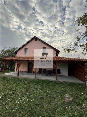 Prodaje se kuca sa dva odvojena ulaza u Draževcu