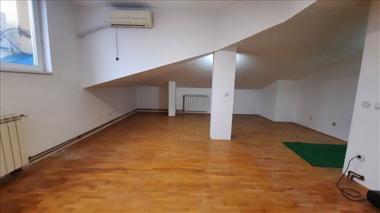 Prodaje se stan na Kosturnici