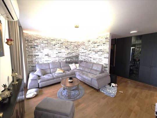 Sunnyville - fenomenalan, sređen, garažno mesto