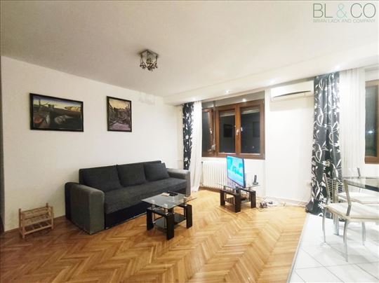Trosoban stan u blizini pešačke zone