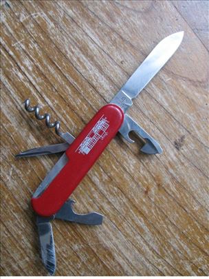VICTORINOX - švajcarski nož
