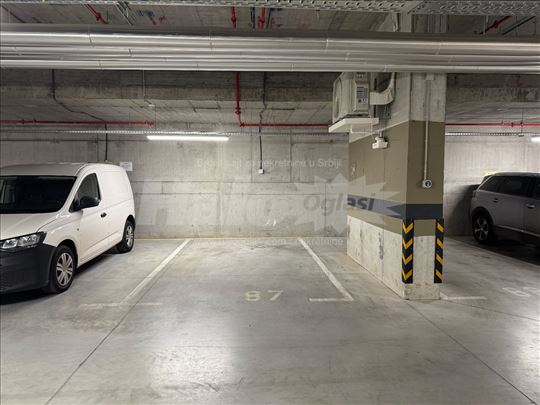 Garažno mesto sa punjačem za električna vozila