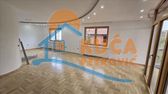 Izdaje se poslovna zgrada na Ledenoj steni, 600m2