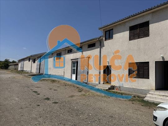 Izdaje se poslovni prostor u Merošini, 713m2, plac