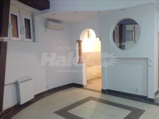 Jednoiposoban , prazan stan u centru grada