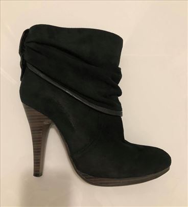 Kratke crne čizme na štiklu (vel.39) Nove